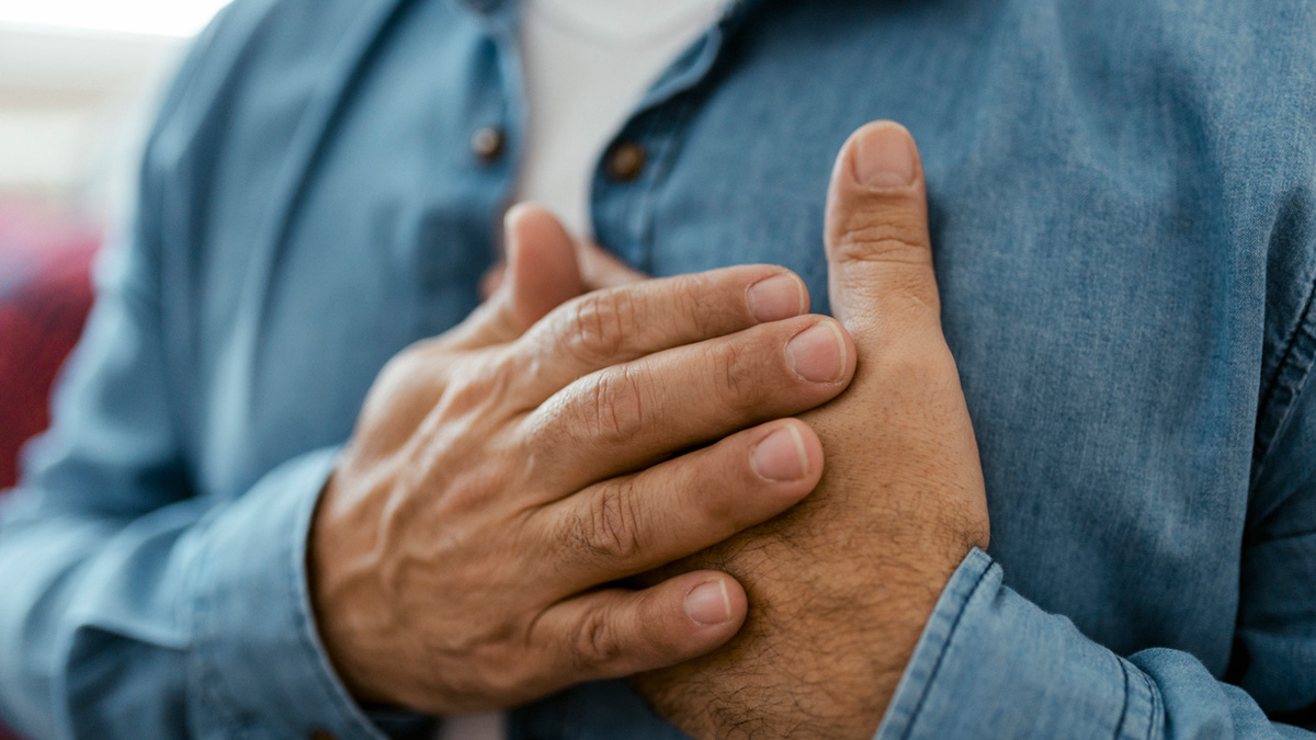 maladies cardiovasculaires homme main sur le coeur 